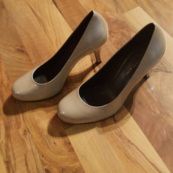 Gianni Bini Shoes - Gianni Bini Size 8.5 Metallic Beige Heels Shoes
